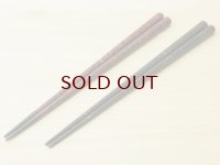 唐塗　大箸黒上金彩色（緑、赤）